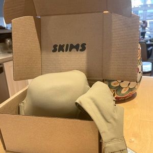 SKIMS SIZE 44B Fits EveryBODY demi bra, khaki.  New with tags Plus size